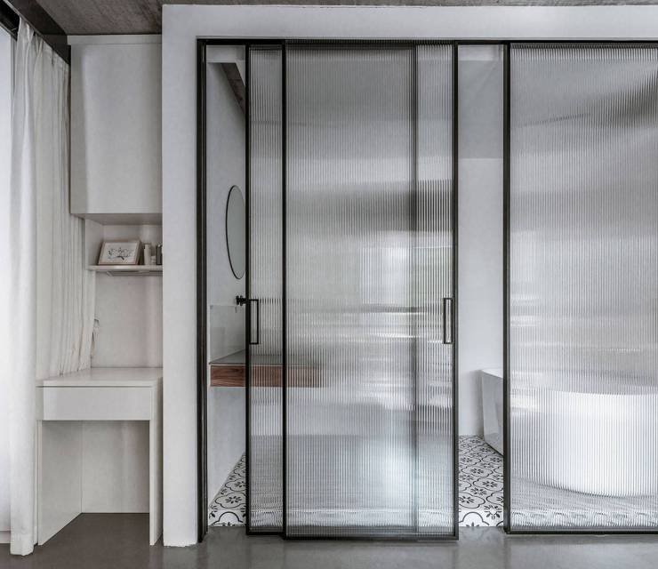 modern-minimalist-bathroom-with-glass-sliding-doors